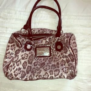 medium sized handbag